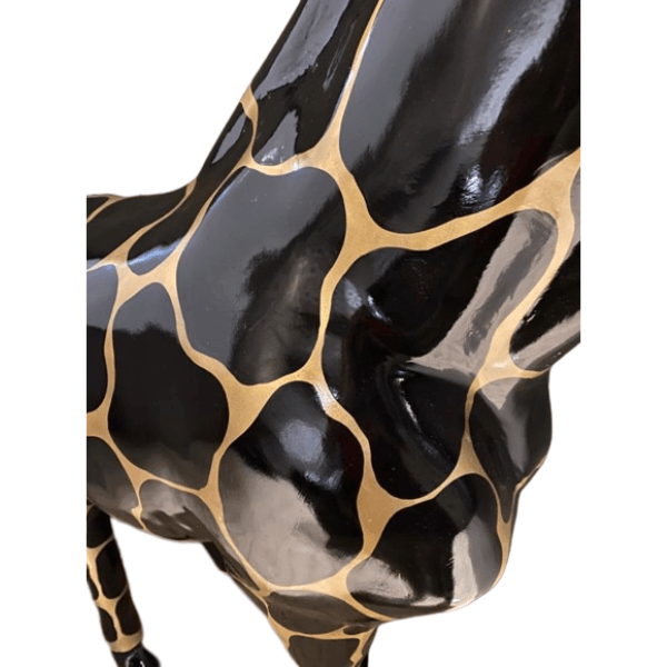 Sculpture Girafe XXL en Résine 210 cm Écaille Dorée – Swiss Sculpture - Swiss-sculpture.ch